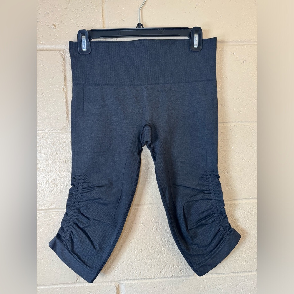 NWOT Lululemon Dark Grey Ruched Yoga  Leggings in Size 6 E26